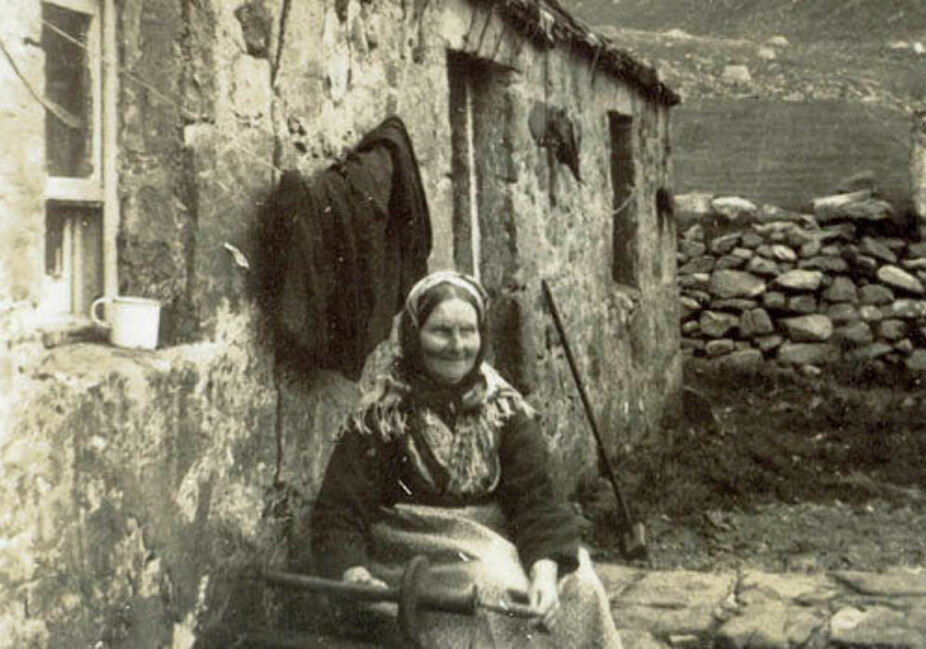 BEBOER: En eldre kvinne smiler til fotografen. Bildet er tatt en gang på slutten av 1800-tallet.
