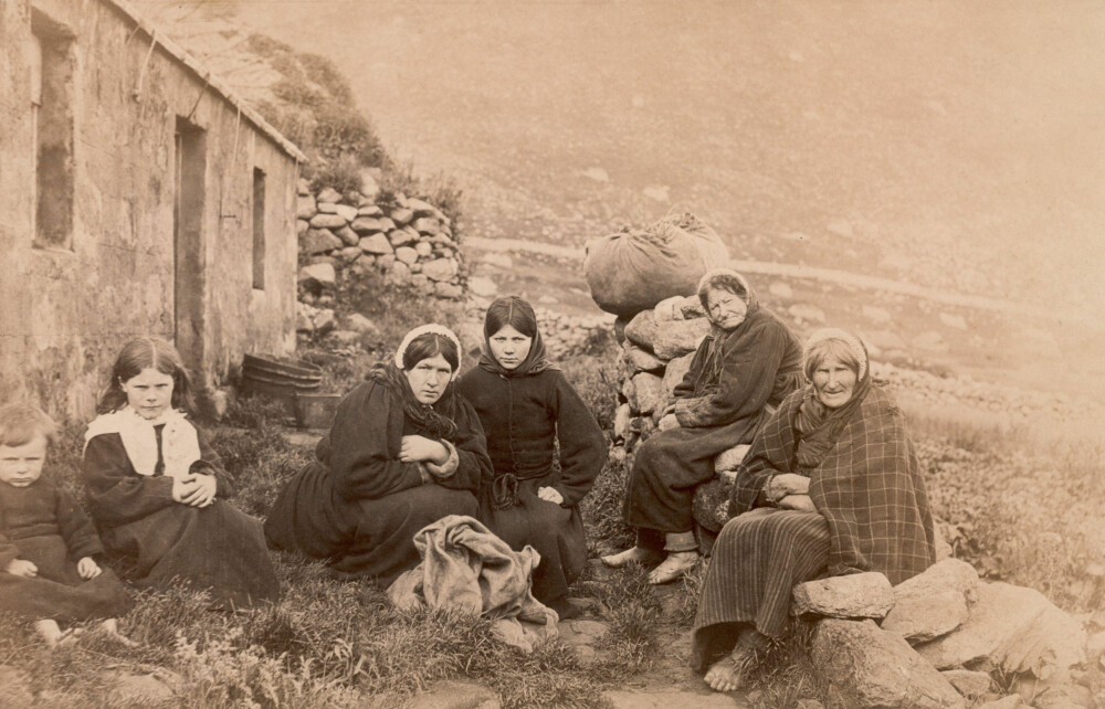 HUSARBEID: Mens mennene tok seg hovedsakelig av jakting på fugleegg, fjær og kjøtt, tok kvinnene av seg husarbeidet. Her er tre generasjoner av kvinnelige øybeboere samlet cirka 1880.