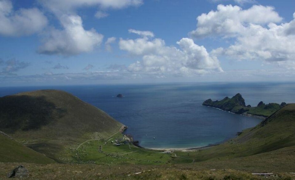 FANTASTISK NATUR: St. Kilda er kjent for sin fantastiske natur. Her utsikt over den tidligere landsbyen Village Bay.