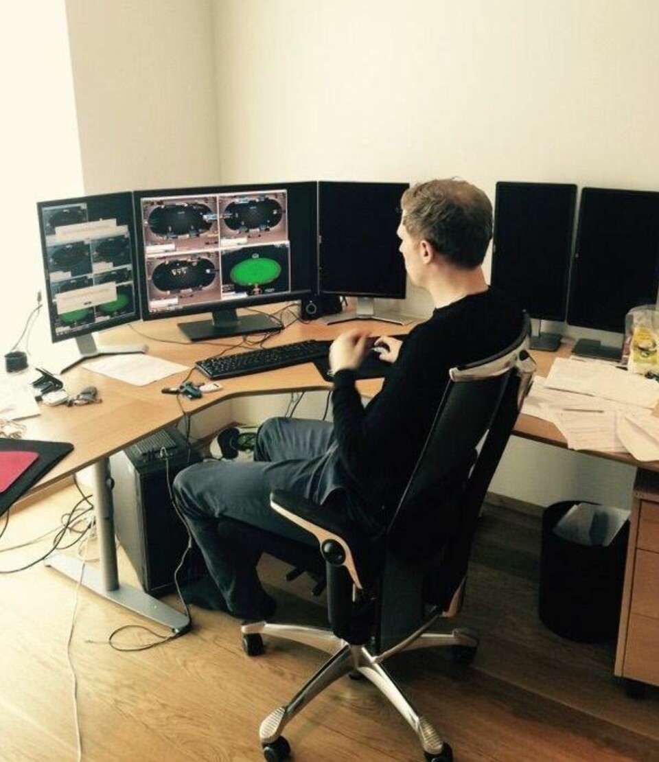KONTORET: Pokerspilleren bruker mellom åtte og ti timer hver dag foran datamaskinen.