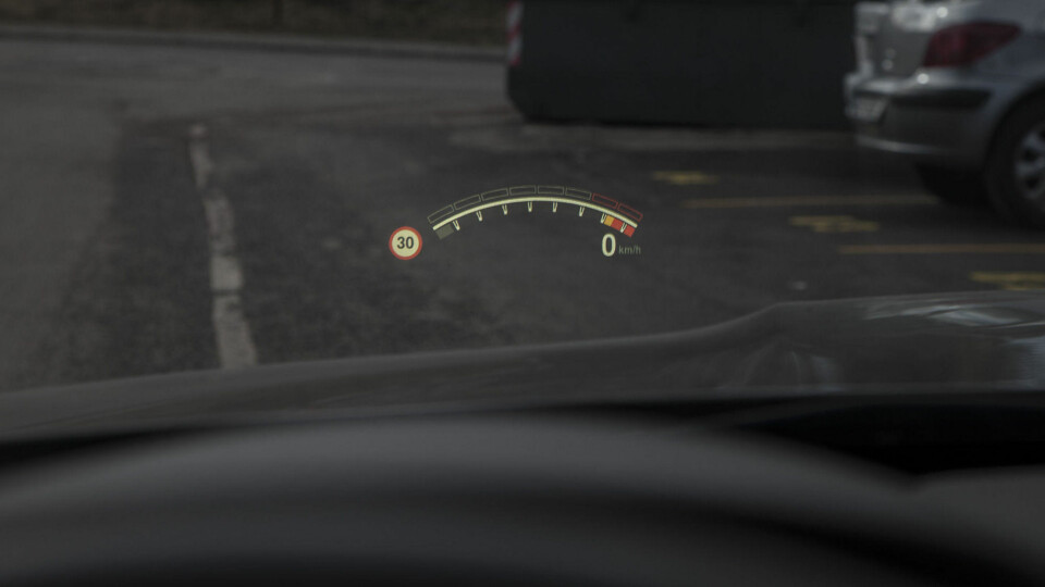 Til og med HUD-en har M-modus som har girskiftindikatorer som på en F1-bil slik at du skal treffe perfekt om du velger å gire med padlene på rattet.