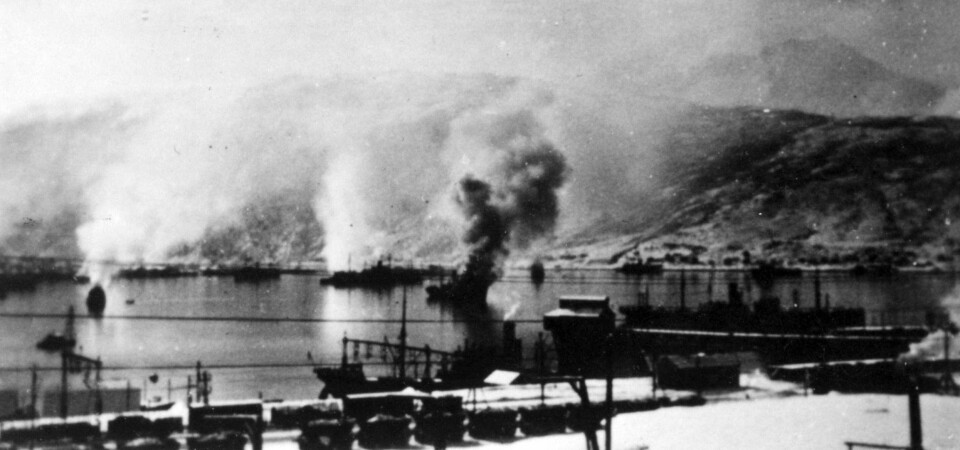 Tyske skip i flammer i havnen, Narvik.
