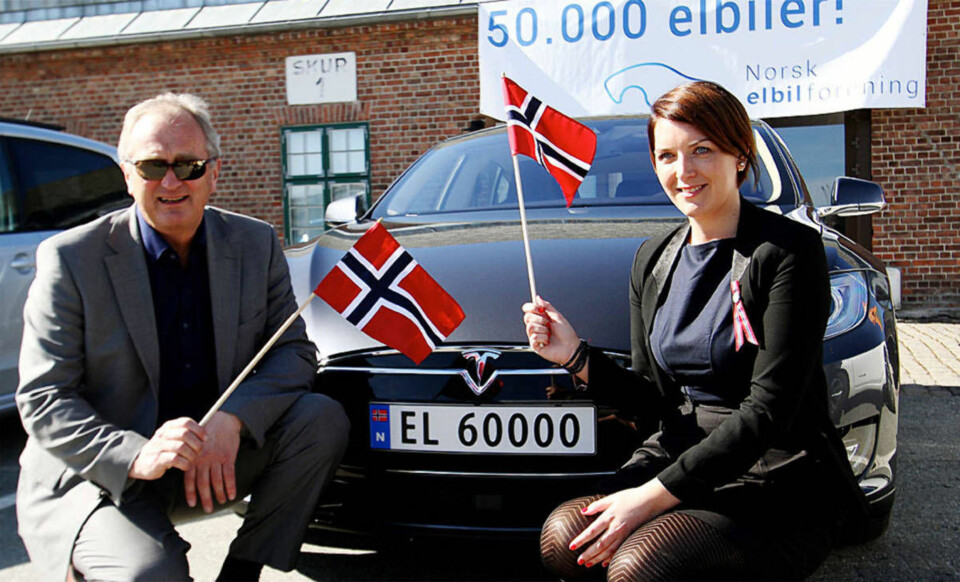 REKORD: Generalsekretær i Norsk elbilforening, Christina Bu, med elbil nr. 50.000 - som selvsagt fikk det symbolske skiltet EL60000. Skiltserien startet på 10.000, så nummeret markerer elbil nummer 50.000 i Norge. - En historisk dag for Norge, sier Christina Bu, på bildet sammen med havnedirektør i Drammen, Einar Olsen. Over 2/3 av alle nye biler kommer til Norge via denne havnen.