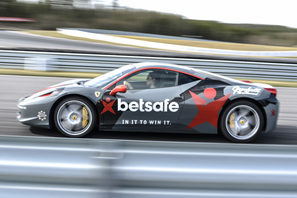 SJÅFØR: Triana Iglesias tester Ferrari 458 Italia på Rudskogen.