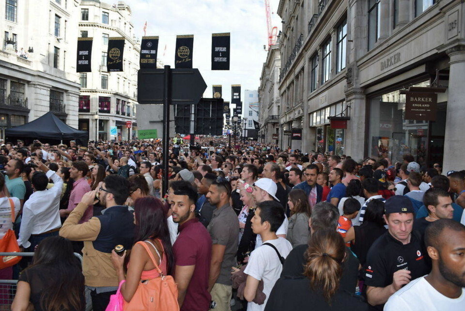 FOLKEFEST: Da Gumball 3000 var i London i 2014 strømmet mennesker til Regent Street for å få et glimt av superbilene. Nå håper man på folkefest i Oslo når løpet kommer til hovedstaden i mai.