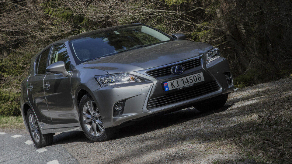 CT200h har nå fått den nye fronten til Lexus, og nye LED-lys.