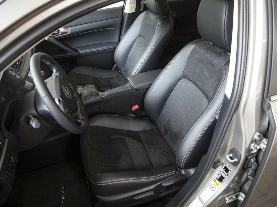 Lexus har dratt frem sportsstene i Comfort-utgaven av bilen.