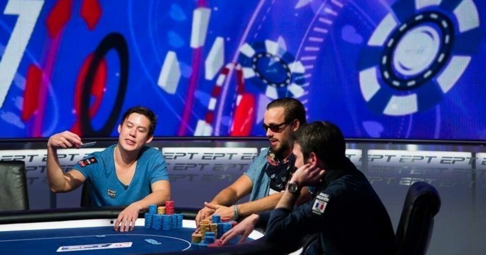 SPILLER BRA: Norske Johnny Lodden gjør det bra i EPT Monte Carlo. Dette er 19. gang 29-åringen fra Jørpeland er med i en EPT-turnering. Til høyre for Lodden, med solbriller, sitter Ole Schemion, regnet som en av de sterkeste spillerne på finalebordet fredag.