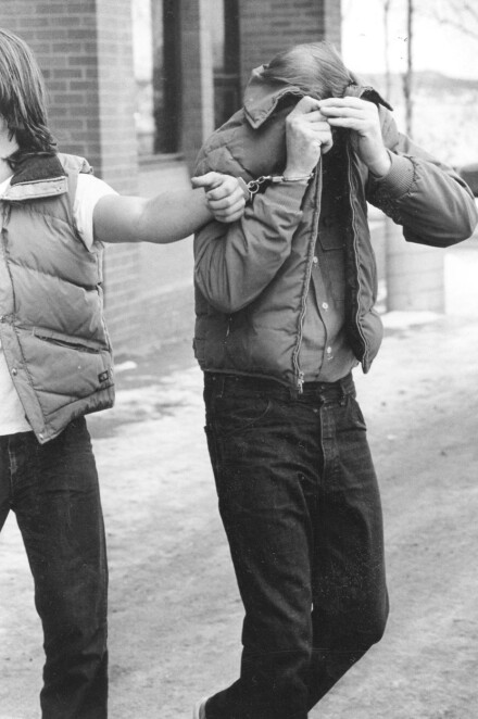 ARRESTERT: Her er Robert Hansen avbildet i det han blir arrestert i 1983.