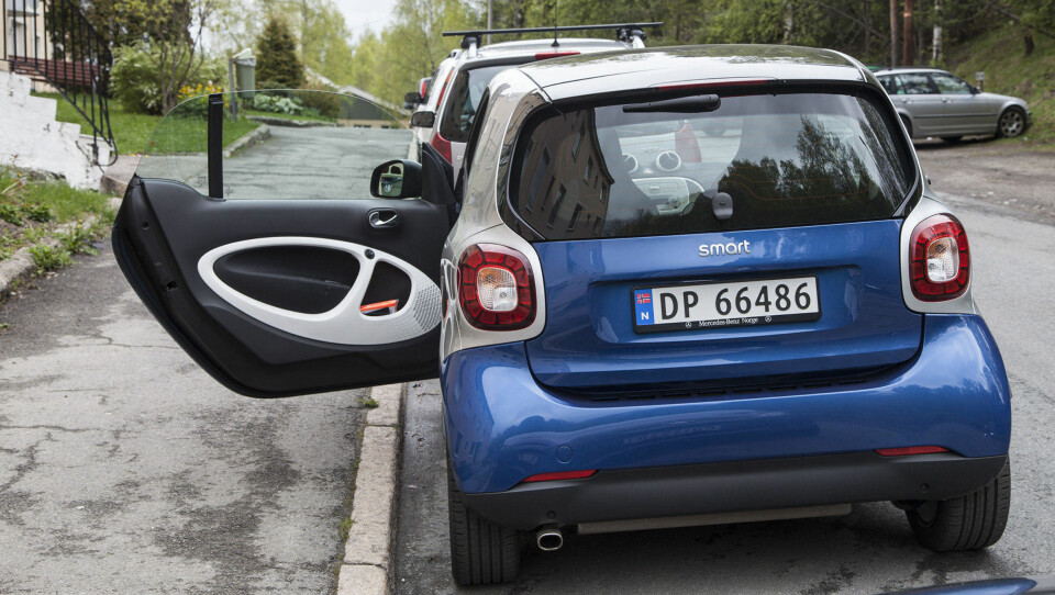 Det eneste vi har å utsette på bilens smidighet, er at dørene er overraskende lange, nesten like lange som bilen er bred, noe som gjør det litt utfordrende i trange parkeringshus.