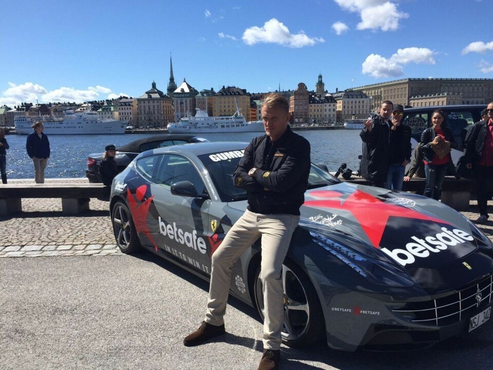 KLAR FOR GUMBALL: Den svenske actionstjernen Dolph Lundgren setter seg søndag bak rattet på sin Ferrari FF med retning Las Vegas. Her fra Stockholm.