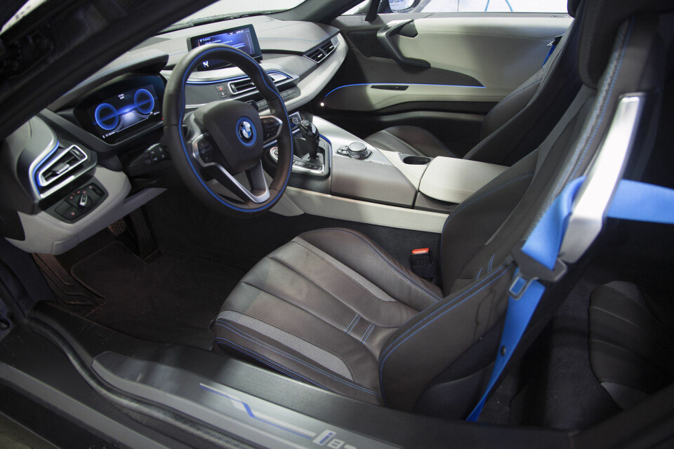 Litt blåfarge, et heldigitalt instrumentpanel og litt annerledes seter er egentlig det eneste som skiller bilen fra en 'vanlig' BMW på innsiden.