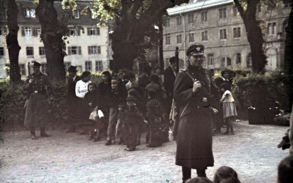 Deportasjon av roma og sinti (en vanlig tysk betegnelse for sigøynere) i det nasjonalsosialistiske Tyskland under andre verdenskrig, foto tatt 22. mai 1940. Trolig ble mellom 220.000 og 1.500.000 sigøynere drept i konsentrasjonsleirer under andre verdenskrig.