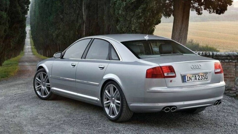 KOMFORTABEL RÅTASS: Verstingutgaven av Audi A8 kjører fra det meste av sportsbiler, samtidig som du har en diger og komfortabel luksusbil.
