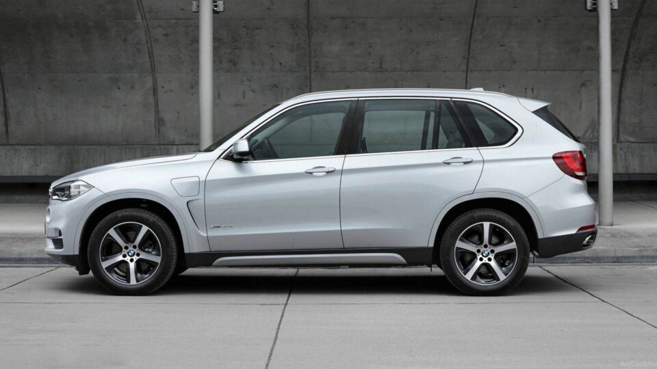 MED EL-MOTOR: Ladeluka like bak hjulbuen på førersiden, avslører at det er en X5 xDrive40e.