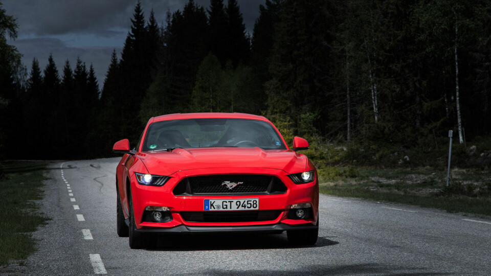 IKON: Ford Mustang er nå for første gang laget slik at den ikke bare kan selges i USA, men også i Norge uten at den må bygges om. (PS: Side3 har fått spesialtilltalese til å kjøre tyskregistrert bil i Norge.)