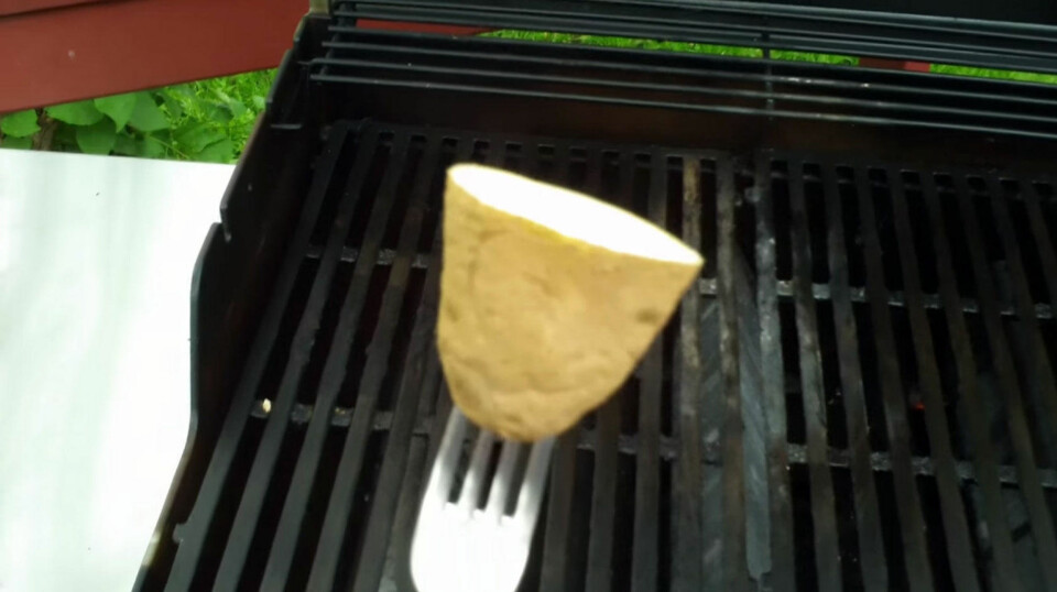 KLEBEFRI GRILL: Gni kjøttdelen av en halv potet mot den glovarme risten i grillen. Stivelsen i poteten skal lage en tynn, klebefri hinne mellom grillen og maten.