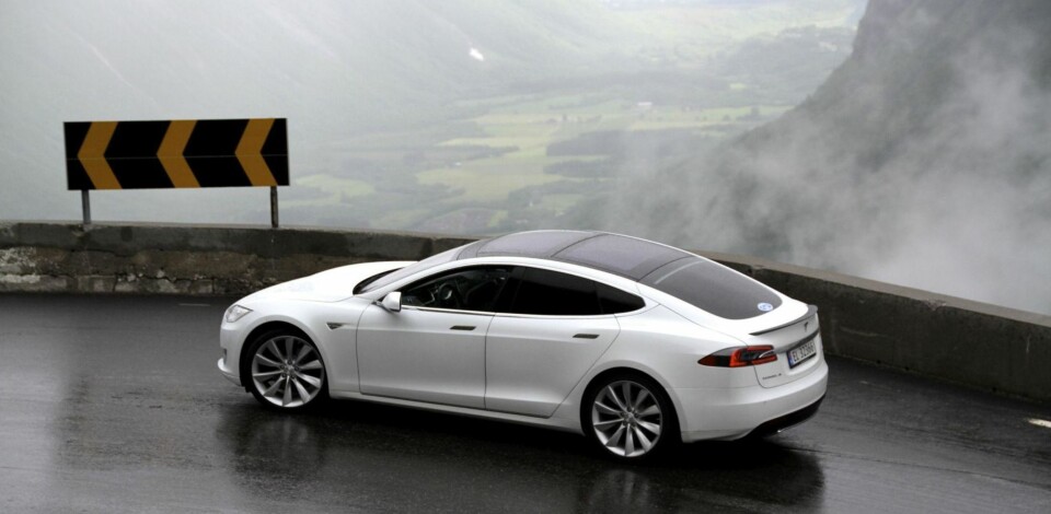 Tesla har hatt rekordsalg i Norge i flere år, godt hjulpet av at bilene hverken har hatt avgift eller moms. Nå kan det bli en endring på dette.