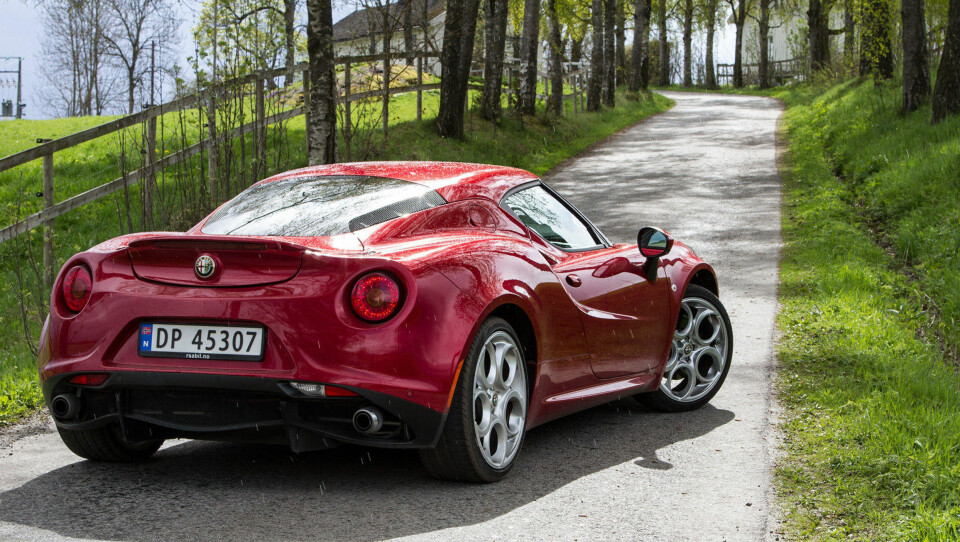 Alfa Romeo har svært store planer for fremtiden om å være en konkurrent til BMW, Audi og Mercedes - men utover to modeller som er varianter av Fiat-småbiler, er entusiastbilen 4C (laget av Maserati) det eneste de har å tilby.