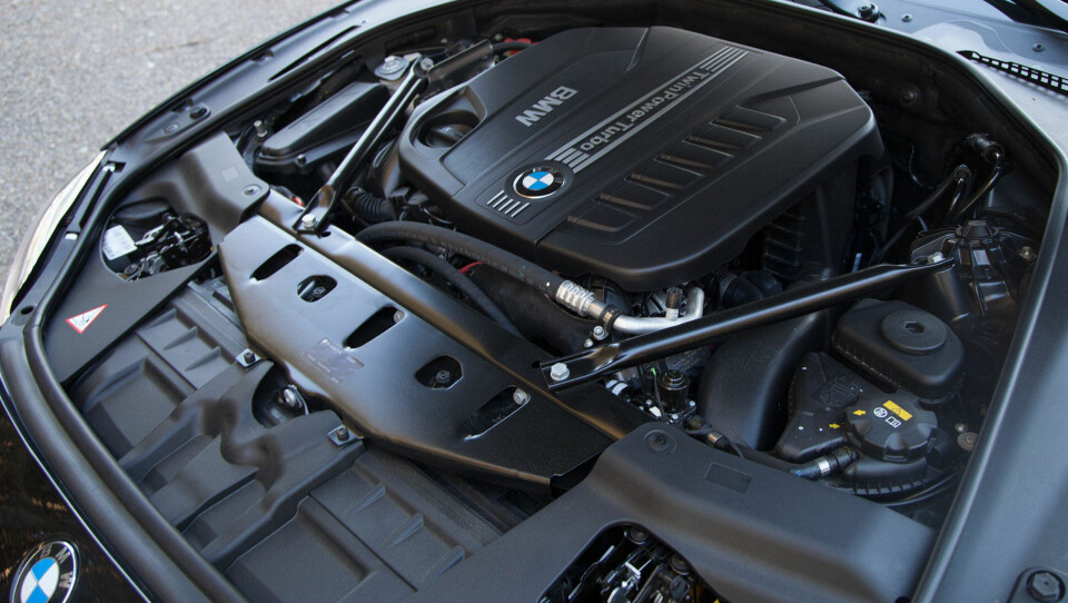Den 3 liter store V6-dieselmotoren, har nesten identisk dreiemoment som den 4,2 liter store V8-bensinmotoren.