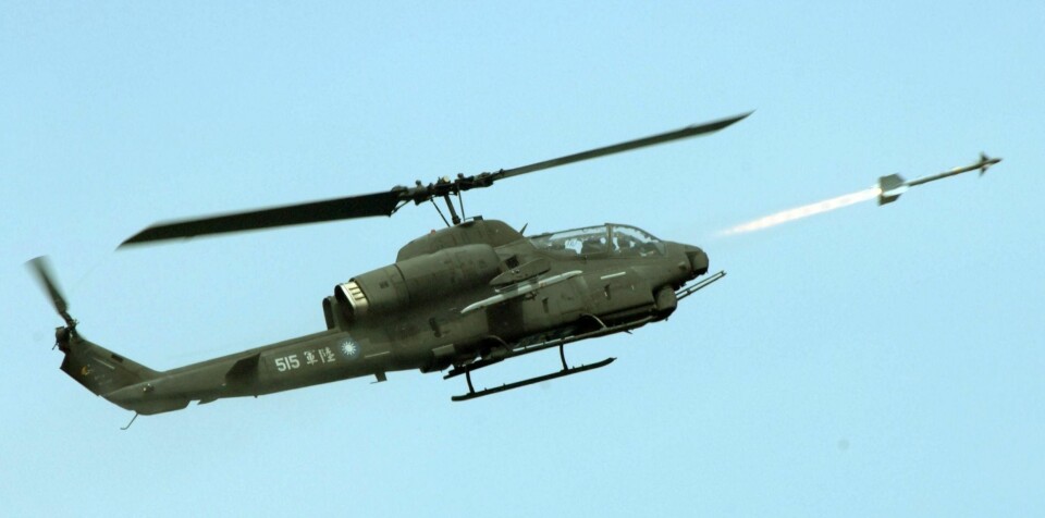 Begrepene missil og rakett brukes gjerne om hverandre. Det er ikke så rart, for det dette helikopteret skyter ut er nemlig begge deler.