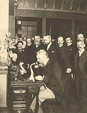 HALLO?: Alexander Graham Bell fikk avslag da han forsøkte å selge patenten på telefonen for 100.000 dollar. To år senere forsøkte samme selskap å kjøpe den for 25 millioner dollar. Bell takket nei til tilbudet.