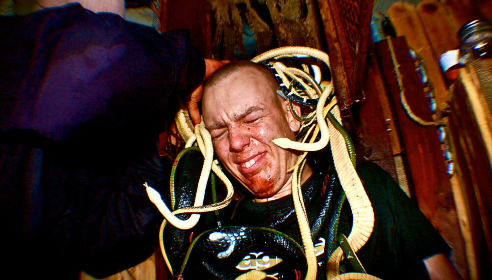 <b>SKREKK-KABINETT: </b>En mann får hodet sperret inne i et bur dekket av slanger.