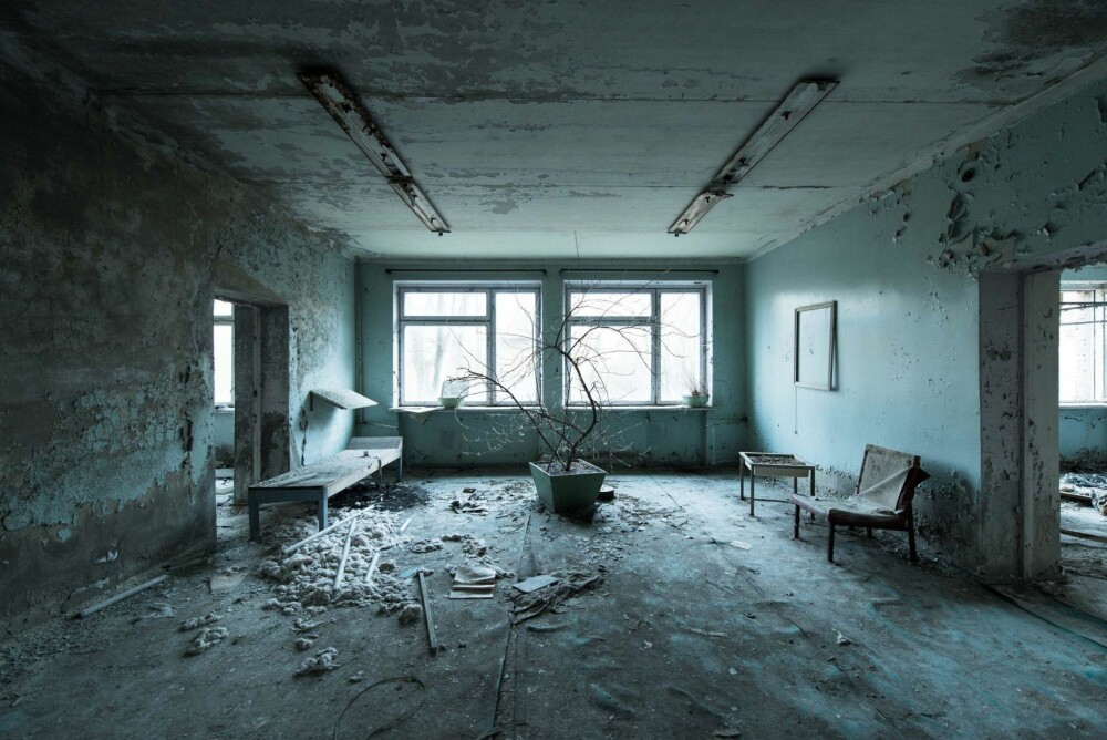 ETERNAL WAIT: Venterommet i restene etter sykehuset i Pripyat. Dette rommet fanget oppmerksomheten min med fargene og de råtnende plantene. Man får følelsen av at tiden har stått stille her.