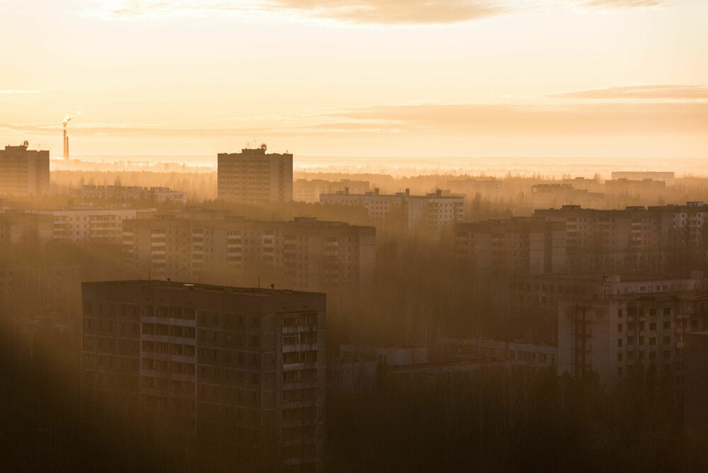 SUN DUST: Den andre dagen i Pripyat fikk jeg muligheten til å se en soloppgang fra toppen av Pripyats høyeste bygning, Fujiyama. Solstrålene lekte i midten av den døde byen, og fikk stedet til å virke levende igjen i noen få sekunder.