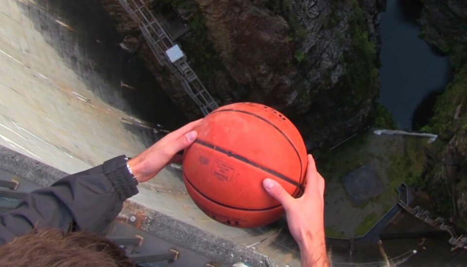 Det skjer noe helt uventet når han slipper basketballen