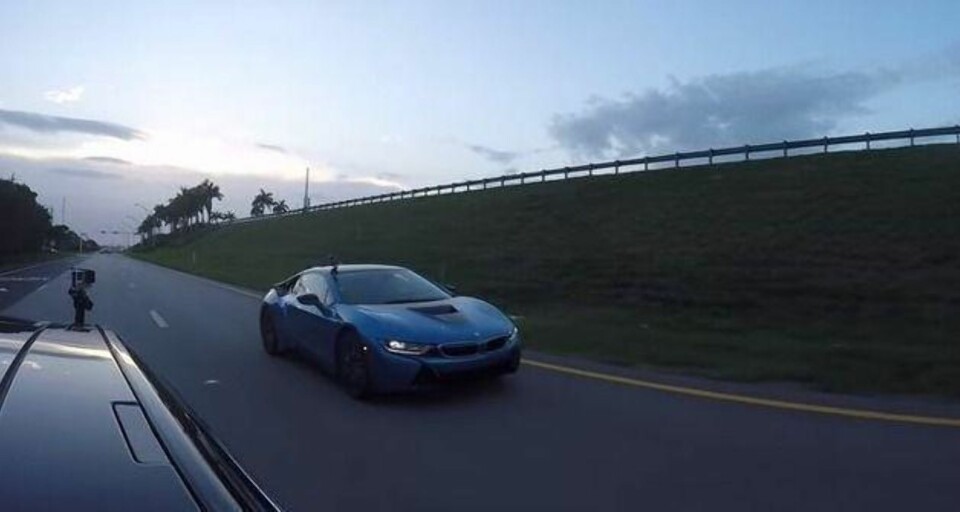 Her knuser Tesla en BMWi8