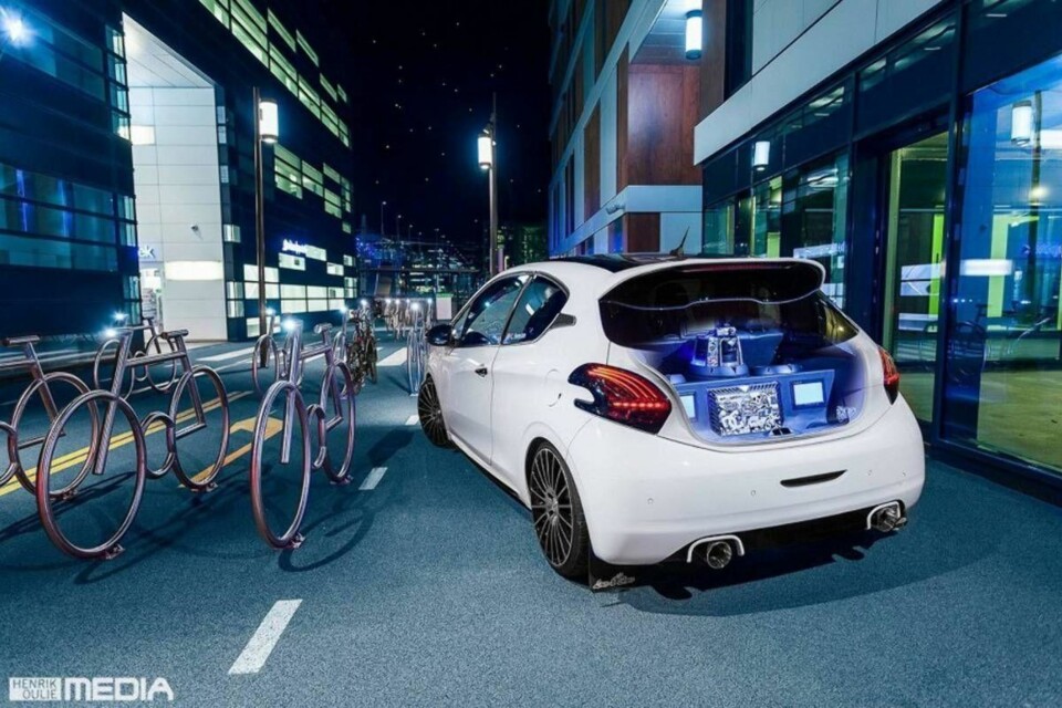 Denne bilen byr på noe helt annet enn det naboen din har. Ja, strengt tatt noe helt annet enn noen nabo noe sted i verden har, faktisk. Nå kan du kjøpe om også, om du vil.