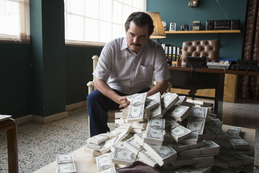 RIK: Pablo Escobar tjente store mengder med penger da han styrte Medellín-kartellet på 80-tallet. Her Wagner Moura som Pablo Escobar i Netflix' serien"Narcos".