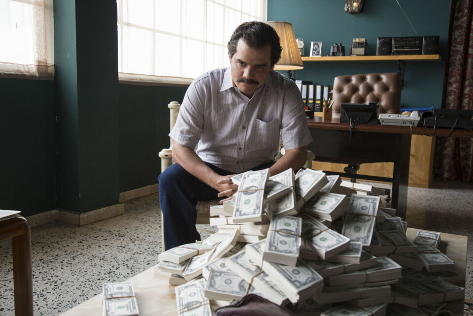 RIK: Pablo Escobar tjente store mengder med penger da han styrte Medellín-kartellet på 80-tallet. Her Wagner Moura som Pablo Escobar i Netflix' serien'Narcos'.