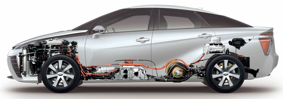 MIRAI: På Toyotas nye hydrogenbil Mirai sitter motoren og elektronikken foran, selve brencelscellene under forsete, to hydrogentanken ligger under baksetene og et lite batteri for mellomlagring av strøm ligger bak.