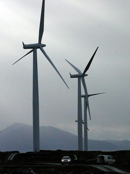 Fornybar energi produserer ikke alltid strøm når det vanlige forbruket er høyest, men når det blåser med. Dermed hender det at strømproduksjonen er høyere enn forbruket, noe en kan utnytte til å lage hydrogen til biler.