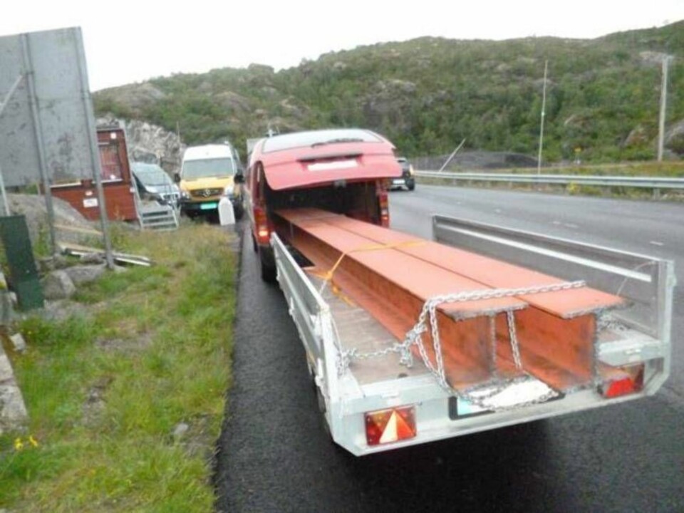 SVÆRT TRAFIKKFARLIG: «Horribelt» og «mot all fornuft». Slik beskriver fagfolk denne lasten som ble stoppet på riksvei 7.
