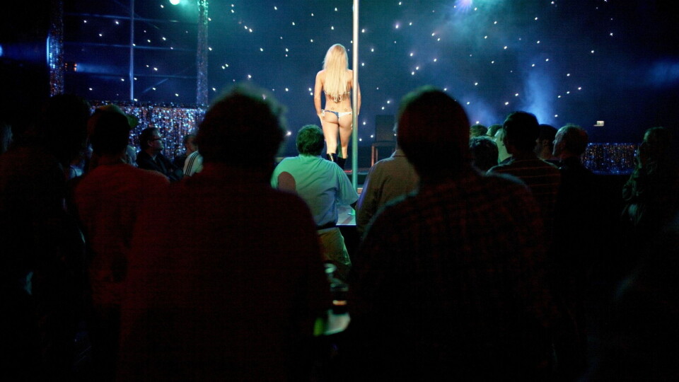 LITT HARRY: Arrangøren er den første til å innrømme at Sexhibition er en 'smule harry'. Her fra et show på scenen under messen i 2010.