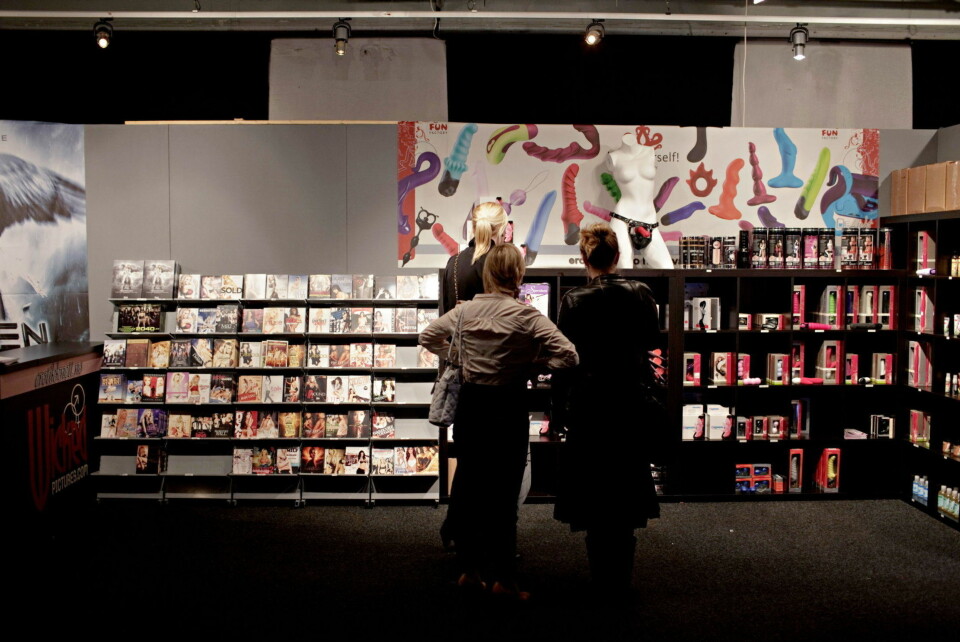 KVINNER OG MENN: Arrangør av Sexhibition kan fortelle at både kvinner og menn tar turen innom messen. Her et bilde fra erotikkmessen 2010.