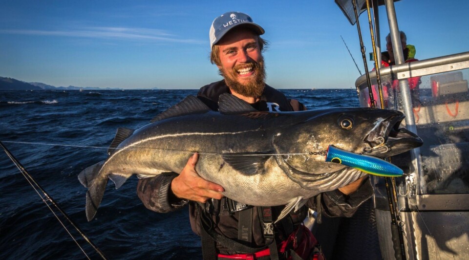 FISKERLYKKE: Fiskerguiden Hannes Ribbner var godt fornøyd med fangsten da han dro opp en 20 kilos tung sei.
