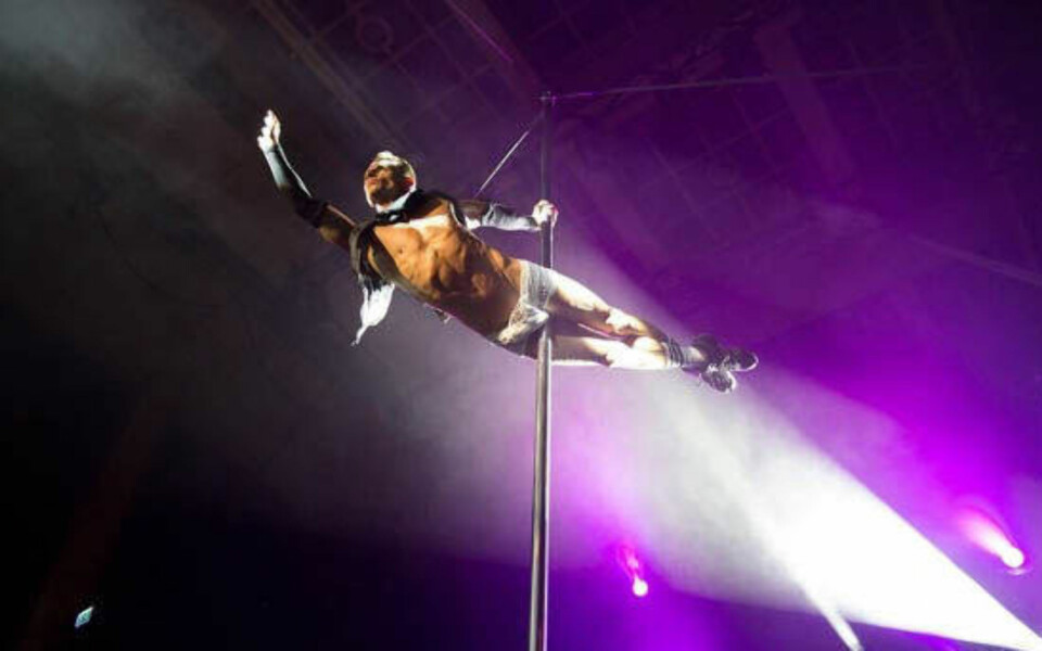 AKROBATISK STRIPP: Marcello driver med veldig akrobatisk form for stripping. Her fra scenen på Sexhibition i fjor.