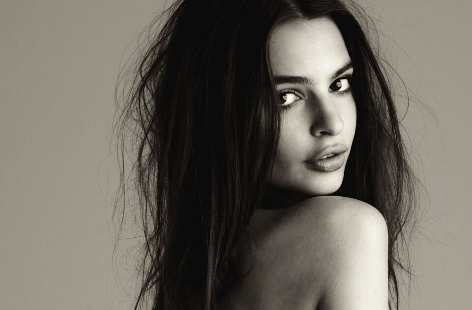 SLÅR ET SLAG FOR DET SEKSUELLE: Modell Emily Ratajkowski støtter Kim Kardashians rett til å være sexy, og har delt sin egen nakenselfie med sine 5,2 millioner følgere på Instagram.