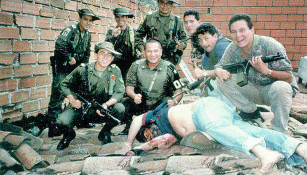 I 1993 blir Pablo Escobar lokalisert i et hus i Medellín i Colombia. Han blir skutt og drept på hustaket av colombiansk politi. Bildet er tatt av Steve Murphy selv og blitt ikonisk i historien om Escobar.