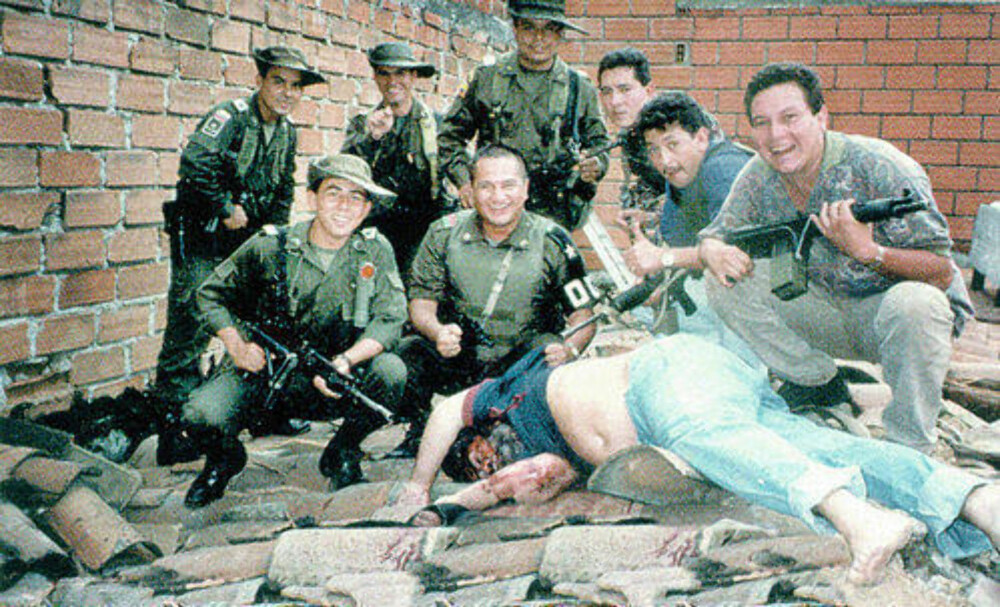 DREPT: Colombianske sikkerhetsstyrker tar bildet ved siden av Pablo Escobars lik etter en kort jakt på et hustak i Medellín.