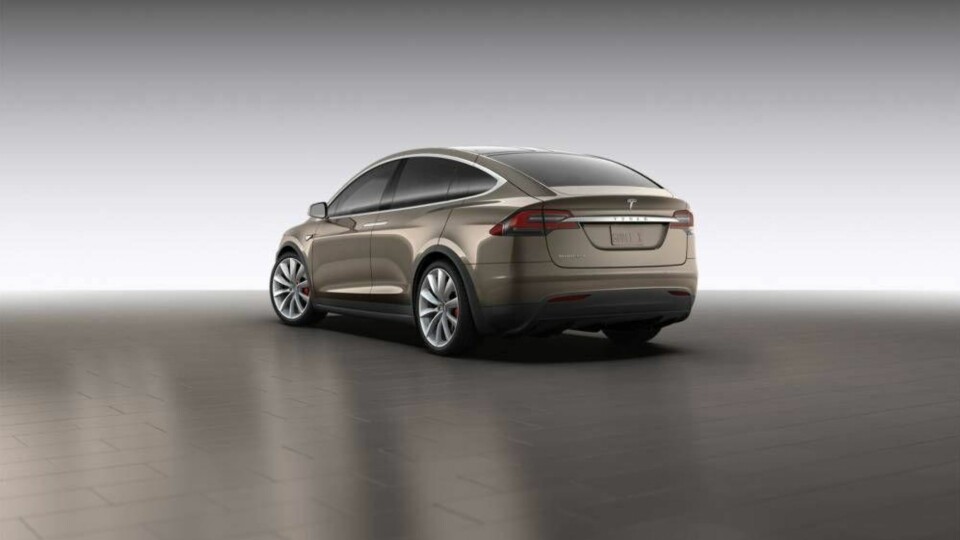 Model X i beige farge.