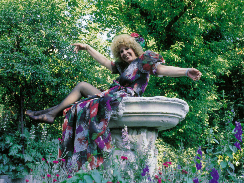 Jetset-Alba (86) deler ut titlene sine