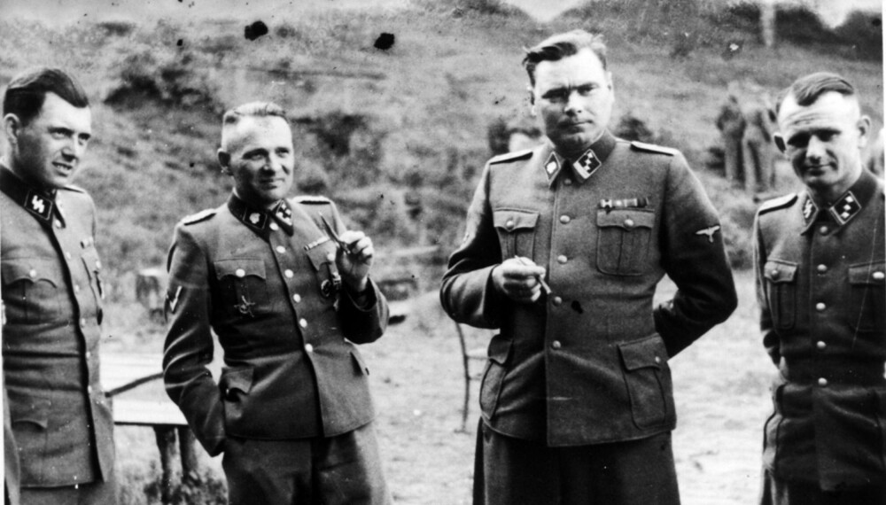 <b>DØDSENGELEN:</b> Josef Mengele (til venstre) ble kalt Dødsengelen og var ansvarlig for de medisinske eksperimentene som ble utført på fangene i Auschwitz. Til høyre for Mengele står Rudolf Höss, øverstkommanderende i Auschwitz. Nummer tre fra venstre er SS-kommandant Josef Kramer.