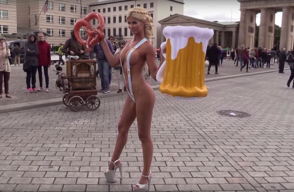 Den tyske nakenmodellen Micaela Schäfer kaster klærne for å promotere ølfestivalen Oktoberfest, som begynner i september. Bare vi som fikk lyst på saltkringle og øl?