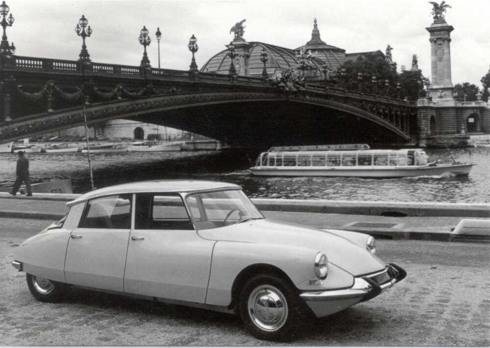 Tidenes mest revolusjonerende bil (diskuterbart), i verdens vakreste storby: Paris (ikke diskuterbart).
