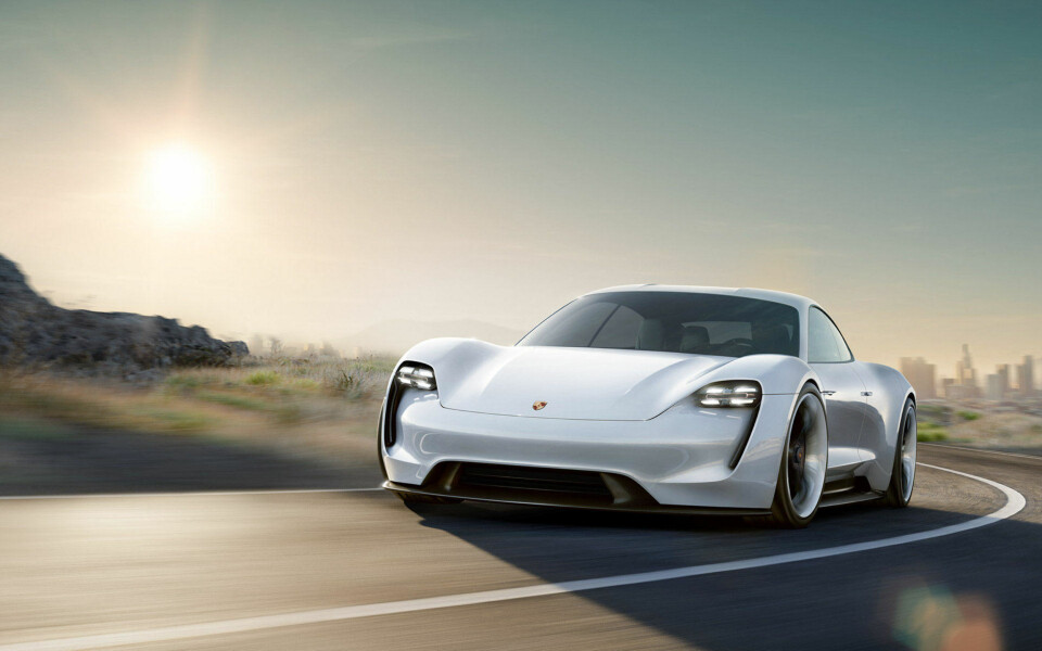 KRAFTPLUGG: Porsche Mission E blir en heftig elbil med 598 hk.